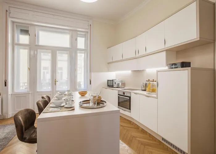 Modernized Unique Huge On 135sqm Apartmán