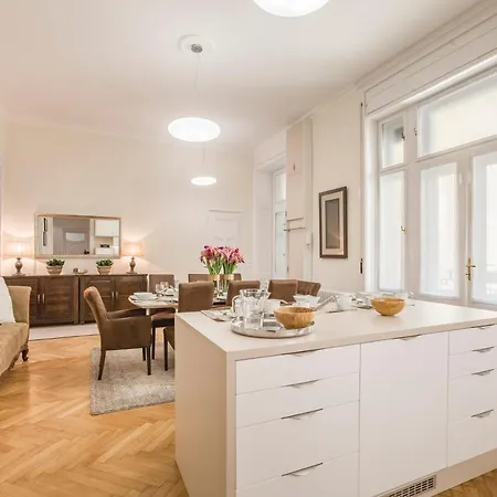 Modernized Unique Huge On 135sqm Appartamento