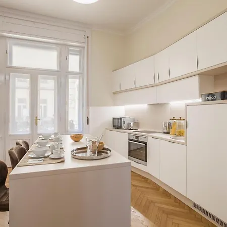 Modernized Unique Huge On 135sqm Appartamento