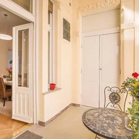 Modernized Unique Huge On 135sqm Appartamento